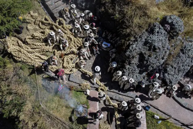 Orang-orang dari berbagai komunitas berkumpul untuk renovasi tahunan jembatan tali Q'eswachaka di Distrik Quehue, Cusco, di Peru selatan, pada 9 Juni 2023. S