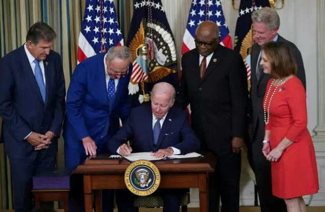 Tổng thống Biden ký Đạo luật Giảm lạm phát năm 2022 tại Nhà Trắng