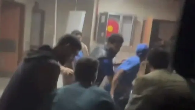 ሠራተኞች ህሙማንን ይዘው ሲወጡ