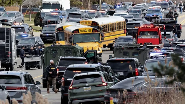 Автомобили и школьные автобуса около места происшествия