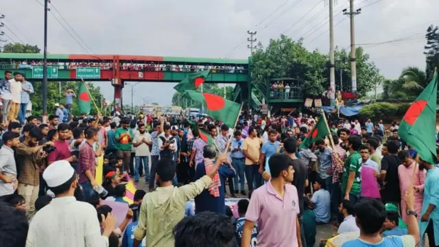 চৌঠা জুলাই জাহাঙ্গীরনগর বিশ্ববিদ্যালয়ের আন্দোলনরত শিক্ষার্থীরা