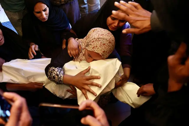 أمٌّ تشيع جثمان طفلها الفلسطيني إياد أحمد نعيم الربيعة، البالغ من العمر ثلاث سنوات، والذي أفادت التقارير بأنه قُتل في غارة جوية إسرائيلية، وذلك خلال جنازته في مستشفى ناصر بخان يونس، جنوب قطاع غزة، في 2 فبراير/شباط 2026.