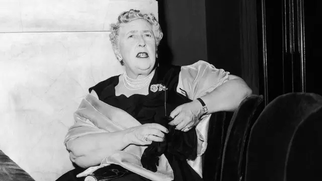 Черно-белая фотография Агаты Кристи.