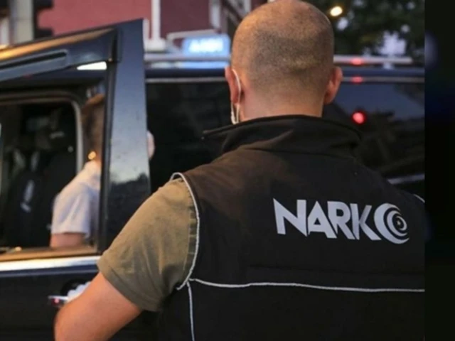 Narkotik polisinin arkadan görüntüsü
