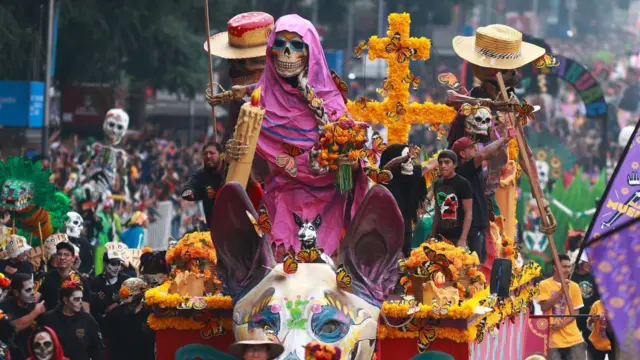 Personas disfrazadas participan en el desfile anual del Día de Muertos mientras empujan una carroza, en Ciudad de México, México, el 2 de noviembre de 2024. 