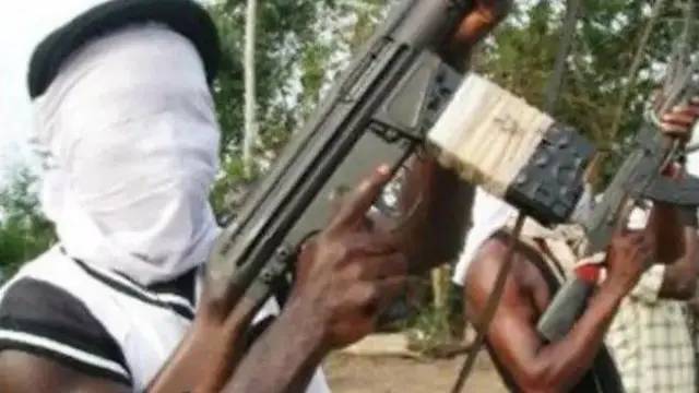 Awọn agbebọn na ibọn soke, wọn bo oju wọn.