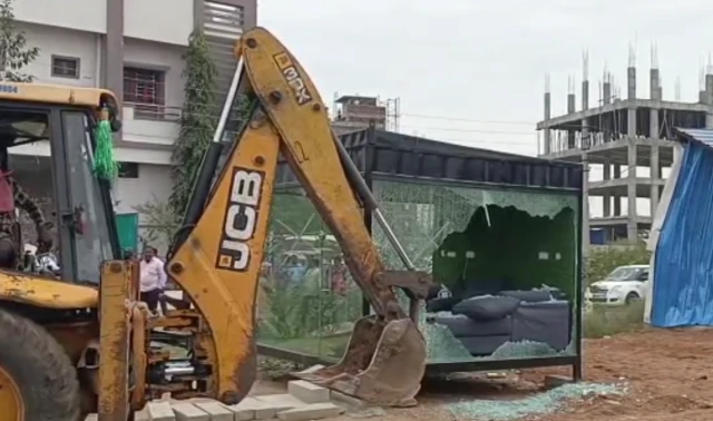 మిస్టర్ టీ దుకాణాన్ని ధ్వంసం చేస్తున్న బుల్‌డోజర్