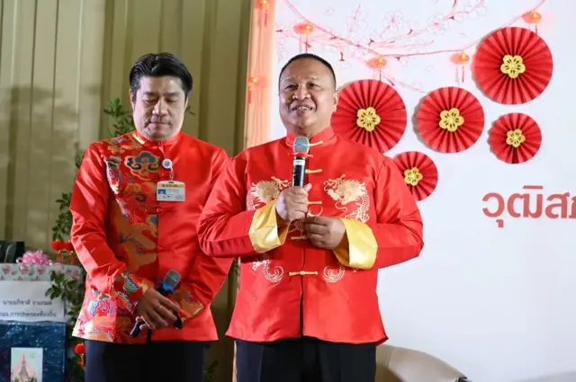 พิสิษฐ์ กับ พล.อ.เกรียงไกร ศรีรักษ์ รองประธานวุฒิสภา ในงานพบปะสื่อมวลชนเนื่องในเทศกาลปีใหม่และตรุษจีน