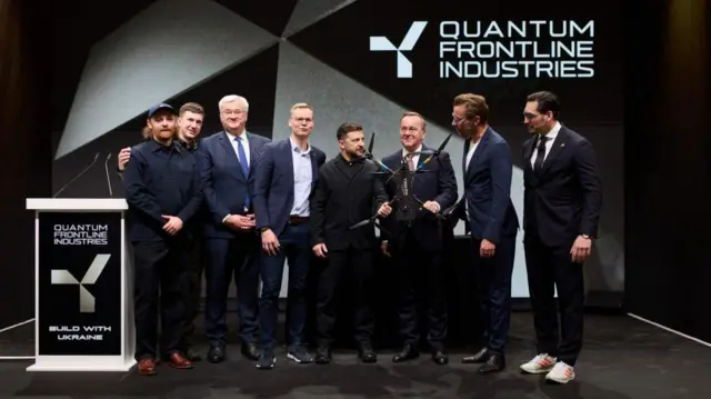 Зеленський серед натовпу людей на сцені