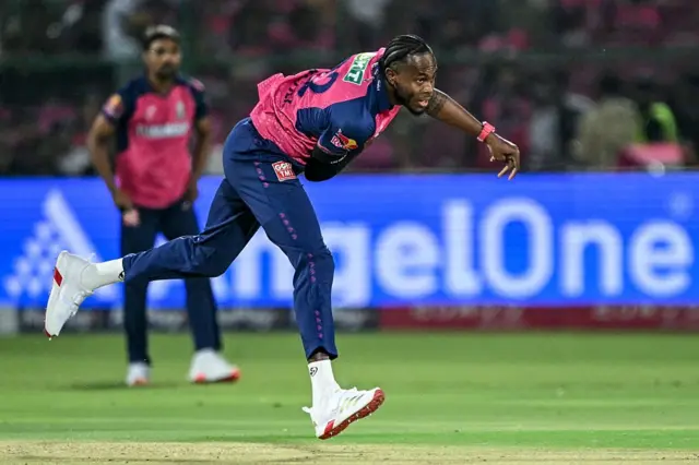 தன் முதலிரு ஓவர்களிலுமே தலா 1 விக்கெட் வீழ்த்தினார் ஜோஃப்ரா ஆர்ச்சர்