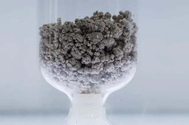 सियोल, दक्षिण कोरिया, में इंटर बैट्री एक्ज़ीबिशन में प्रदर्शित रेयर अर्थ कार्बोनेट प्रदर्शित किए गए हैं