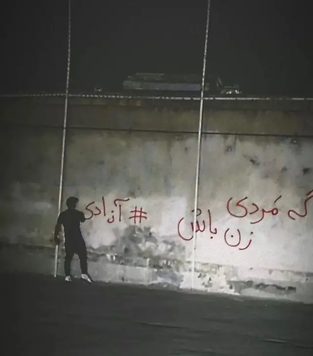 شب است و خیابان بیدار