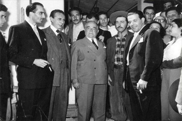 Getúlio Vargas ao centro e Jango à direita, com charuto na mão