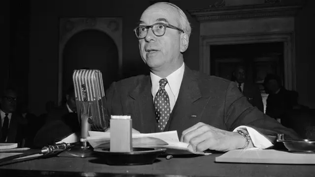 Lewis Strauss sentado diantecomo funciona futebol virtual bet365mesa e microfone
