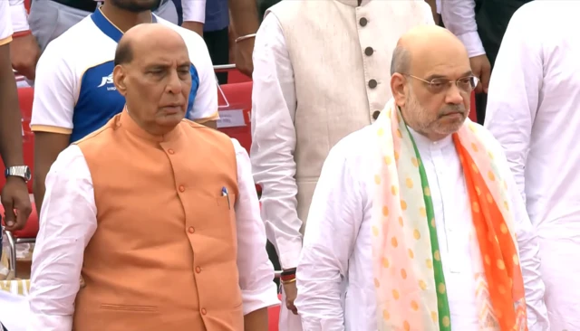 ਕੇਂਦਰੀ ਗ੍ਰਹਿ ਮੰਤਰੀ ਅਮਿਤ ਸ਼ਾਹ (ਸੱਜੇ) ਕੇਂਦਰੀ ਰੱਖਿਆ ਮੰਤਰੀ ਰਾਜਨਾਥ ਸਿੰਘ (ਖੱਬੇ)