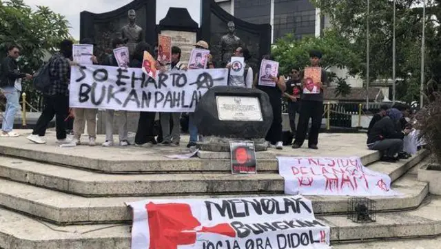 Aksi Massa menolak Soeharto jadi pahlawan nasional di depan Monumen TKR, Senin (10/11).