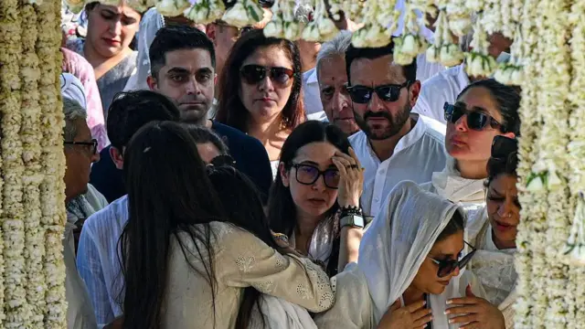 संजय कपूर के निधन के बाद श्रद्धांजली देने पहुंचीं करीश्मा कपूर