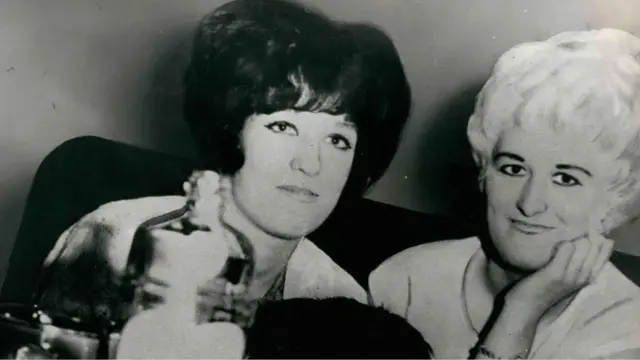 मायरा केनेडी (डावीकडे)