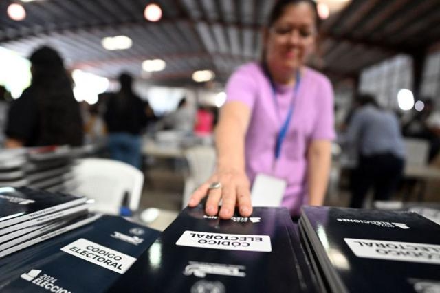 Empleada del TSE prepara el material para las elecciones del 4 de febrero en El Salvador.