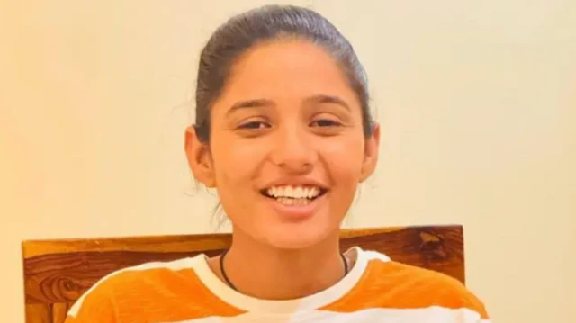  ચંદ્રિકાની એક તસ્વીર બનાસકાંઠા : 19 વર્ષની ચંદ્રિકાની હત્યા પાછળ સાટા પ્રથા અને ગુજરાતનો સેક્સ રેશિયો જવાબદાર છે? ગુજરાત બીબીસી ગુજરાતી પોલીસ કોર્ટ કેસ ક્રાઇમ ગુનો અપરાધ લગ્ન વ્યવસ્થા કુપ્રથા પ્રથા 