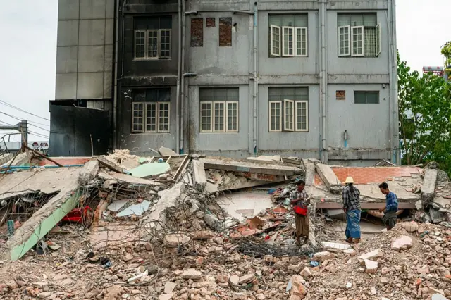 မန္တလေးမြို့မှာ ငလျင်ဒဏ်ကြောင့် ပျက်စီးသွားတဲ့ အဆောက်အဦ လေးထောင်ဝန်းကျင် ရှိနေပါတယ်