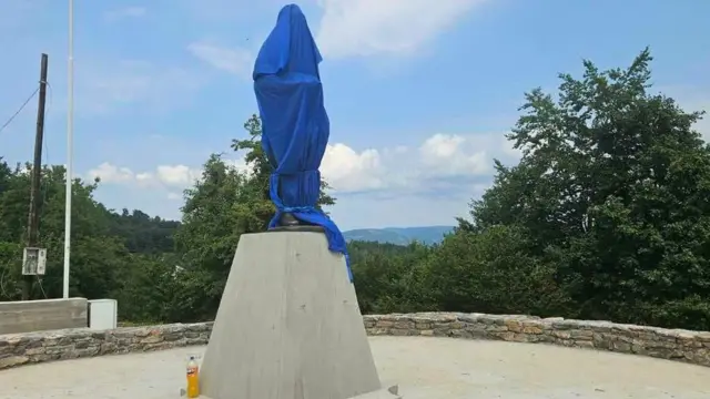 Prekriveni spomenik Pavla Đurišića u selu Gornje Zaostro kod Berana