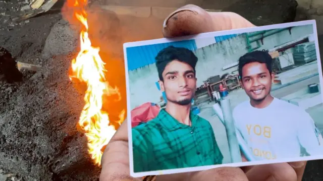 নিখোঁজ দুই বন্ধুর ছবি দেখান স্বজনরা 