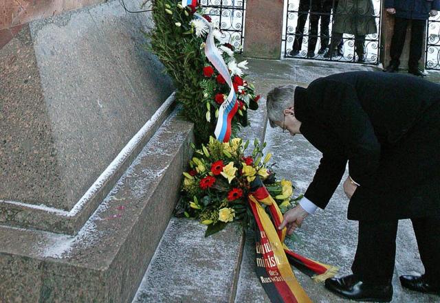 Ngoại trưởng Đức Joschka Fischer đặt hoa trước mộ Kant ở Kaliningrad vào tháng 2/2004.