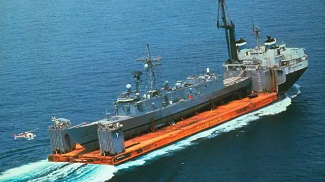 انتقال ناوچه موشک انداز ساموئل بی. رابرتز به آمریکا پس از اصابت به مین در خلیج فارس