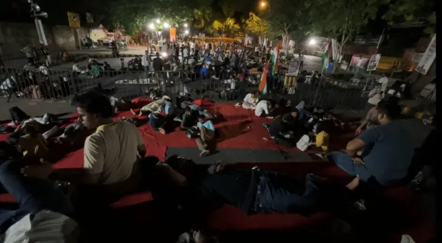 काल शनिवारी अभिजीत दीपके यांनी सोशल मीडिया प्लॅटफॉर्म एक्सवर एक व्हिडिओ पोस्ट केला आहे. या व्हीडिओमध्ये त्यांनी म्हटलं आहे की, "मी सध्या जंतरमंतर येथे असून पोलीस मला अटक करण्यासाठी येत आहे."
या व्हीडिओत त्यांनी समर्थकांना आवाहन करत म्हटलं होतं की, "हा व्हीडिओ पाहणाऱ्या प्रत्येक तरुणाने आपआपल्या जिल्ह्यांत 'जेल भरो' आंदोलन सुरू करावे. कोणतीही परिस्थिती निर्माण झाली तरी हे आंदोलन थांबता कामा नये." 