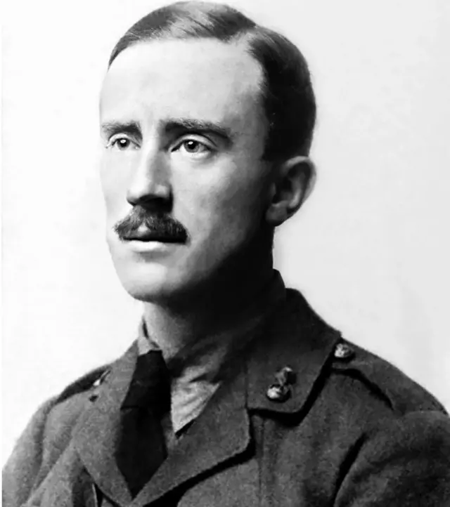 Tolkien đã trải nghiệm sự tàn khốc của chiến tranh trong các chiến hào ở Somme vào tháng 7/1916