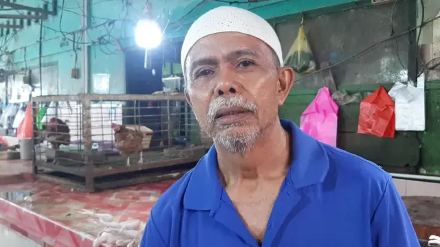  Haji Kulle adalah salah satu pedagang ayam di Pasar Panakkukang, Kota Makassar.