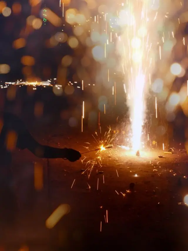 यंदाच्या दिवाळीदरम्यान देशातील महत्त्वाच्या शहरांमध्ये प्रदूषणात प्रचंड वाढ झाल्याच्या मुद्द्याची मोठ्या प्रमाणात चर्चा होते आहे.