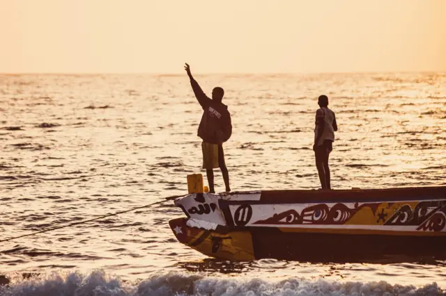 Deux pêcheurs sur leur pirogue