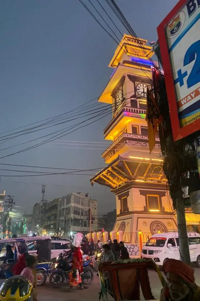 नेपाल के प्रवेश द्वार के रूप में जाना जाने वाला सीमावर्ती शहर वीरगंज- घण्टाघर, मंदिरों, मस्जिदों और धार्मिक तालाबों के कारण प्रसिद्ध है