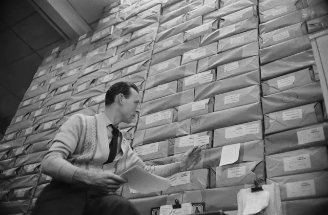 Чоловік маркує на складі коробки з копіями роману Лоуренса "Коханець леді Чаттерлей" 