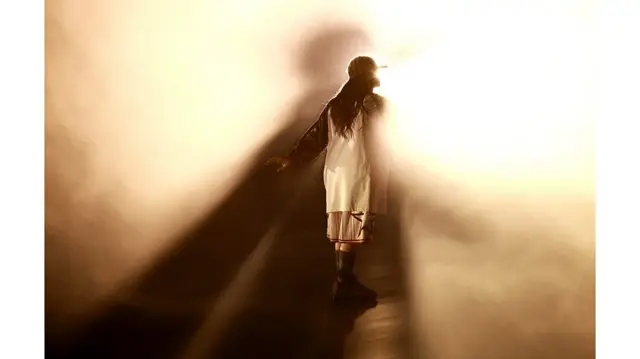 빌리 아일리시의 뒷모습