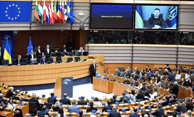 Parlamento üyeleri, ekranda Volodimir Zelenskiy