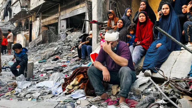 Seorang pria terluka di reruntuhan bangunan yang terkena serangan Israel di Beit Lahia, di Jalur Gaza utara, pada 29 Oktober 2024