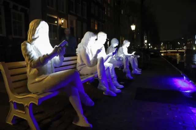 బ్లూలైట్ ఫోన్లు టెక్నాలజీ నిద్ర స్క్రీన్ స్క్రోలింగ్