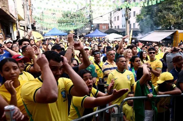 Torcida brasileira assistindo ao jogo contra o Japão em São Paulo