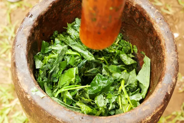 feuilles de manioc pillées dans un mortier