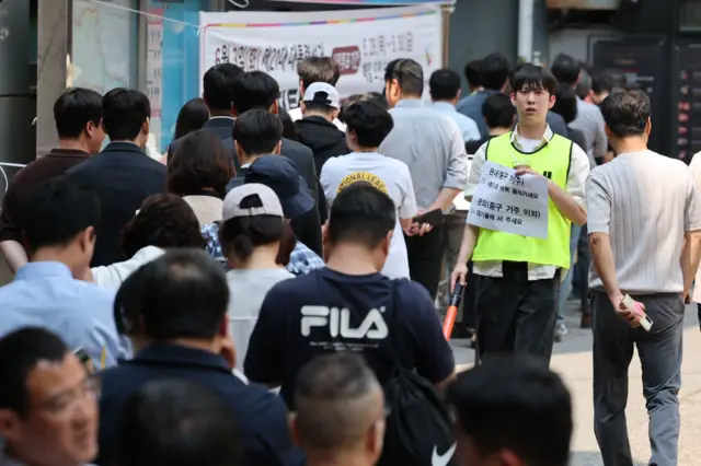 29일 서울 중구 소공동주민센터에 마련된 투표소에서 직장인들이 점심시간을 이용해 투표를 하기 위해 길게 줄을 늘어서 있다