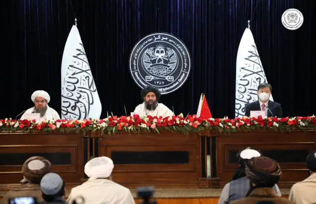 از راست: وانگ یو، سفیر چین در کابل؛ عبدالغنی برادر و شهاب‌الدین دلاور