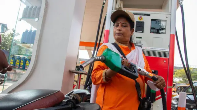 लोग 20 फ़ीसदी एथेनॉल मिले पेट्रोल की गुणवत्ता पर सवाल उठा रहे हैं.