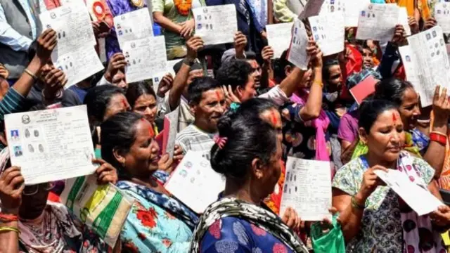 लालपूर्जा माग गर्दै ११ लाखले निवेदन दिएका अधिकारीहरू बताउँछन्