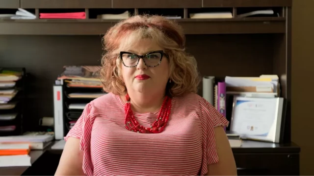 دیردری هولدن کارمندی غیرانتخابی، در سال ۲۰۲۰ از سوی رای دهندگان عصبانی تهدید شد