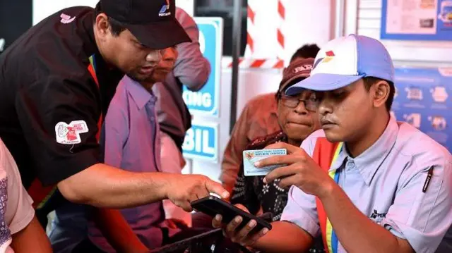Petugas melayani warga yang melakukan pendaftaran subsidi tepat Pertalite di SPBU kawasan Seminyak, Badung, Bali, Rabu (28/8/2024).