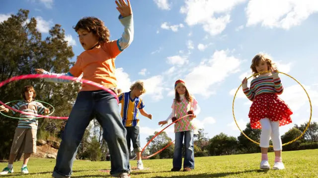 Бала кездеги депрессия эркек балдарда да, кыздарда да жалпысынан бирдей деңгээлде болот, бирок изилдөөлөр көрсөткөндөй, өспүрүм куракта кыздар эркек балдарга караганда эки эсе көбүрөөк депрессияга кабылышат