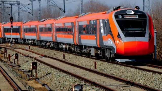 भारतीय बनावटीची विशेष वंदे भारत एक्स्प्रेस 